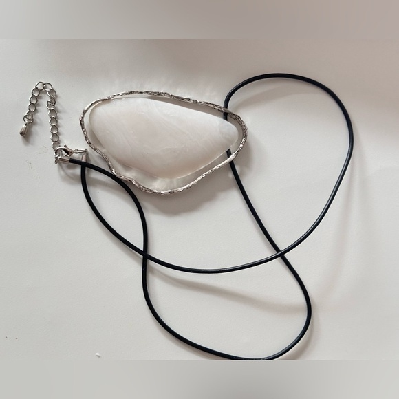 Necklace Large white stone on leather cord necklace Faux Calcite 14’ 5354 R - Picture 2 of 9